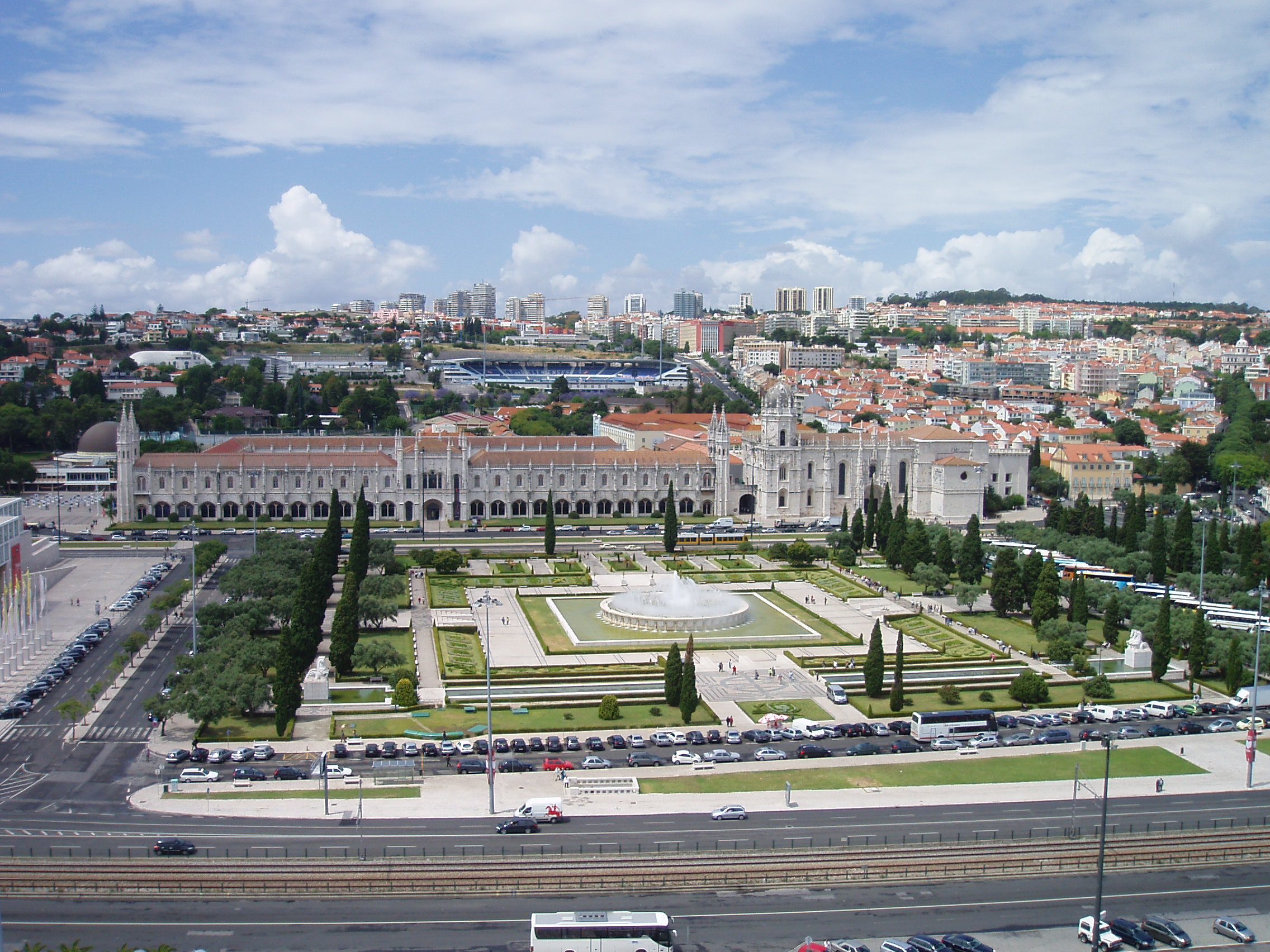 Inland_view_in_Lisbon_from_the_top_of_the_Monument_to_the_Discoveries